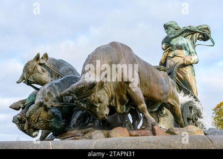 Der Gefion-Brunnen in Kopenhagen, Dänemark. Es zeigt eine große Gruppe von Ochsen, die einen Pflug ziehen und von der nordischen Göttin Gefjon angetrieben werden Stockfoto