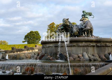 Der Gefion-Brunnen in Kopenhagen, Dänemark. Es zeigt eine große Gruppe von Ochsen, die einen Pflug ziehen und von der nordischen Göttin Gefjon angetrieben werden Stockfoto