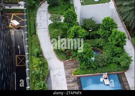 01.08.2023, Singapur, Republik Singapur, Asien - Blick von der Aussichtsterrasse Grüne Oase des neuen CapitaSpring Wolkenkratzers auf die begruente Dachterrasse mit Schwimmbad der Citadines Appartements im Geschaeftszentrum am Raffles Place. *** 01 08 2023, Singapur, Republik Singapur, Asien Blick von der Green Oasis Aussichtsterrasse des neuen CapitaSpring Wolkenkratzers auf die landschaftlich gestaltete Dachterrasse mit Swimmingpool der Citadines Apartments im Raffles Place Business Center Credit: Imago/Alamy Live News Stockfoto