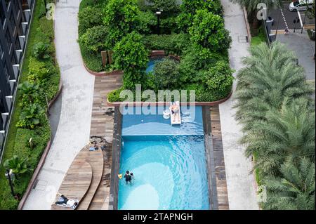 01.08.2023, Singapur, Republik Singapur, Asien - Blick von der Aussichtsterrasse Grüne Oase des neuen CapitaSpring Wolkenkratzers auf die begruente Dachterrasse mit Schwimmbad der Citadines Appartements im Geschaeftszentrum am Raffles Place. *** 01 08 2023, Singapur, Republik Singapur, Asien Blick von der Green Oasis Aussichtsterrasse des neuen CapitaSpring Wolkenkratzers auf die landschaftlich gestaltete Dachterrasse mit Swimmingpool der Citadines Apartments im Raffles Place Business Center Credit: Imago/Alamy Live News Stockfoto