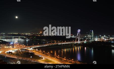 Von der Burg Bratislava aus haben Sie einen Panoramablick auf die Donau und das größte SNP. Stockfoto