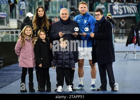 Rom, Italien. Dezember 2023. Ciro immobile von SS Lazio (2r) erhält vom lazischen Präsidenten Claudio Lotito (c) eine Auszeichnung für 200 Tore mit SS Lazio vor dem Fußballspiel der Serie A zwischen SS Lazio und Cagliari Calcio im Stadio Olimpico in Rom, Italien, am 2. Dezember 2023. Quelle: Insidefoto di andrea staccioli/Alamy Live News Stockfoto