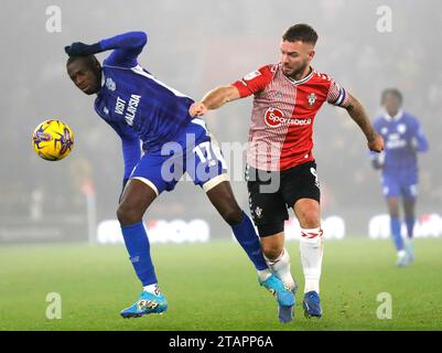 Adam Armstrong aus Southampton (rechts) und Jamilu Collins aus Cardiff City (links) kämpfen um den Ball während des Sky Bet Championship Matches in St. Mary's Stadium, Southampton. Bilddatum: Samstag, 2. Dezember 2023. Stockfoto