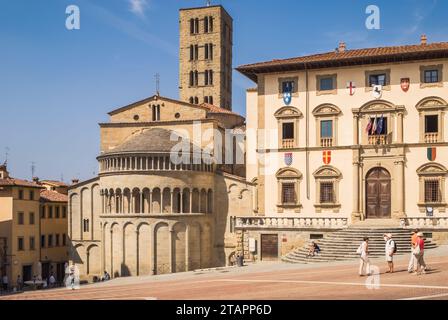 Ein Blick auf die Kirche Santa Maria della Pieve, wie man vom Hauptplatz (Piazza Grande) von Arezzo, Toskana, Italien, sehen kann Stockfoto