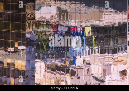 Valparaiso Stadt und Hafen Reflexionen in einem modernen Hochhaus, Chile Stockfoto