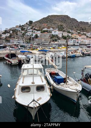 Uferlandschaft mit Booten im Hafen, Hydra Port, Hydra, Saronische Inseln, Griechenland Stockfoto