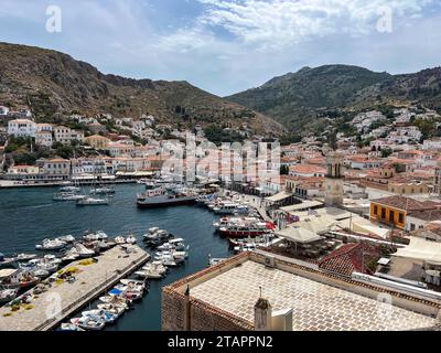 Wasserlandschaft mit Booten im Hafen, Hydra Port, Hydra (Ydra oder Idra), Saronische Inseln, Griechenland Stockfoto