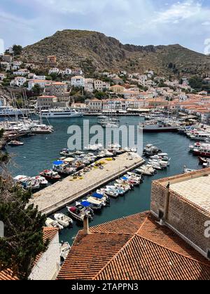 Uferlandschaft mit Booten im Hafen, Hydra Port, Hydra, Saronische Inseln, Griechenland Stockfoto