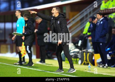 TIR Park, Motherwell, Großbritannien. Dezember 2023. Scottish Premiership Football, Motherwell gegen Dundee; Motherwell-Manager Stuart Kettlewell zeigt den Weg Credit: Action Plus Sports/Alamy Live News Stockfoto