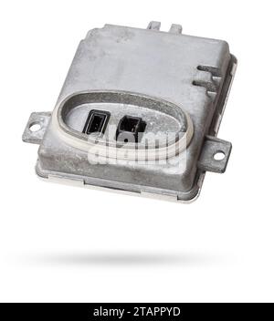 Das Ersatzteil für die Motorsteuereinheit von Metall-Fahrzeugen mit Metallelementen auf einem weißen, isolierten Hintergrund sind die Subsysteme, Einheiten und Baugruppen des Verbindungszentrums Stockfoto