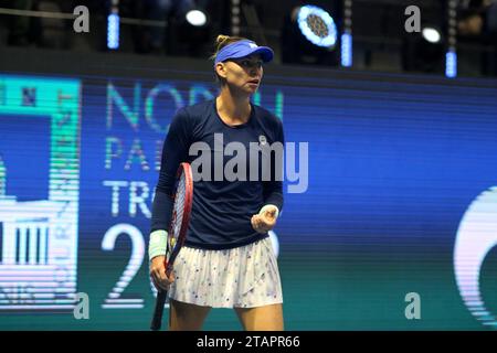 Sankt Petersburg, Russland. Dezember 2023. Vera Zvonareva aus Russland spielt gegen Diana Shnaider (nicht abgebildet) aus Russland während des Ausstellungs-Tennisspiels der North Palmyra Trophies - International Team Exhibition Tennis Tournament in der KSK Arena. Endpunktzahl: Vera Zvonareva 1:2 Diana Shnaider. Quelle: SOPA Images Limited/Alamy Live News Stockfoto