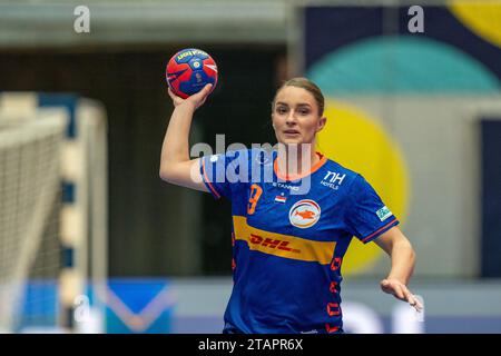 Fredrikshavn, Dänemark. Dezember 2023. FREDRIKSHAVN, DÄNEMARK - 2. DEZEMBER: Larissa Nusser aus den Niederlanden während des 26. IHF Frauen-WM-Handball-Vorrundenspiels der Gruppe H zwischen Kongo und den Niederlanden am 2. Dezember 2023 in der Arena Nord in Fredrikshavn, Dänemark (Foto: Henk Seppen/Orange Pictures) Credit: Orange Pics BV/Alamy Live News Stockfoto