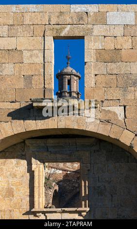 Europa, Spanien, Kastilien und León; Sanjuanejo, das Monasterio de Santa María de la Caridad, das den Glockenturm durch einen alten Fensterrahmen zeigt Stockfoto