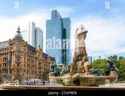 Rückseite des Märchenbrunnen in Frankfurt am Main mit dem Fürstenhof, dem Silberturm und den Wolkenkratzern Gallileo. Stockfoto