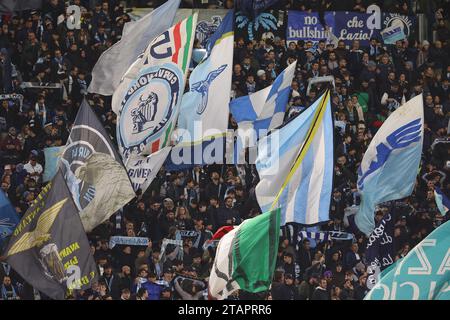 Rom, Italien. Dezember 2023. Rom, Italien 02.12.2023: Die Fahnen der Lazio-Fans auf dem Tribüne des italienischen Fußballspiels Serie A TIM 2023-2024 am 14. Tag zwischen SS Lazio gegen Cagliari Calcio im Olympiastadion in Rom. Quelle: Unabhängige Fotoagentur/Alamy Live News Stockfoto