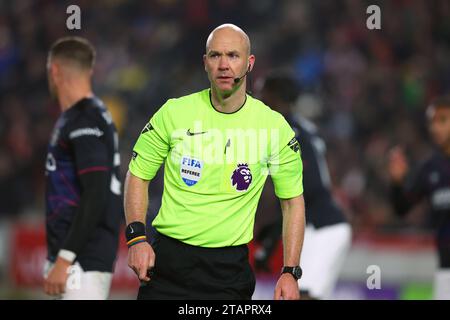 Dezember 2023; Gtech Community Stadium, Brentford, London, England; Premier League Football, Brentford gegen Luton Town; Schiedsrichter Anthony Taylor Stockfoto