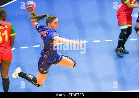 Fredrikshavn, Dänemark. Dezember 2023. FREDRIKSHAVN, DÄNEMARK - 2. DEZEMBER: Kelly Vollebregt aus den Niederlanden während des 26. IHF Frauen-WM-Handball-Vorrundenspiels der Gruppe H zwischen Kongo und den Niederlanden am 2. Dezember 2023 in der Arena Nord in Fredrikshavn, Dänemark (Foto: Henk Seppen/Orange Pictures) Credit: Orange Pics BV/Alamy Live News Stockfoto