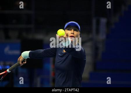 Sankt Petersburg, Russland. Dezember 2023. Vera Zvonareva aus Russland spielt gegen Diana Shnaider (nicht abgebildet) aus Russland während des Ausstellungs-Tennisspiels der North Palmyra Trophies - International Team Exhibition Tennis Tournament in der KSK Arena. Endpunktzahl: Vera Zvonareva 1:2 Diana Shnaider. (Foto: Maksim Konstantinov/SOPA Images/SIPA USA) Credit: SIPA USA/Alamy Live News Stockfoto