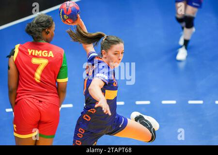 Fredrikshavn, Dänemark. Dezember 2023. FREDRIKSHAVN, DÄNEMARK - 2. DEZEMBER: Kelly Vollebregt aus den Niederlanden während des 26. IHF Frauen-WM-Handball-Vorrundenspiels der Gruppe H zwischen Kongo und den Niederlanden am 2. Dezember 2023 in der Arena Nord in Fredrikshavn, Dänemark (Foto: Henk Seppen/Orange Pictures) Credit: Orange Pics BV/Alamy Live News Stockfoto