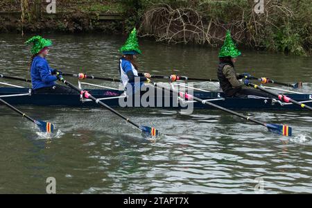 Cambridge, Großbritannien. Dezember 2023. Ruderer in schicken Kleidern nehmen am City of Cambridge Rowing Club Christmas Head am Fluss Cam in der Stadt Teil. Das leichtsinnige Rennen mit vielen Crews in festlicher Kostümierung läuft eine 1.800 m lange Strecke vom Hecht und Ael bis vor das Jesu Bootshaus. Autor: Chris Radburn/Alamy Live News Stockfoto