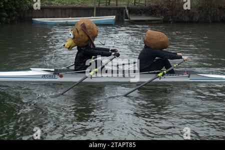 Cambridge, Großbritannien. Dezember 2023. Ruderer in schicken Kleidern nehmen am City of Cambridge Rowing Club Christmas Head am Fluss Cam in der Stadt Teil. Das leichtsinnige Rennen mit vielen Crews in festlicher Kostümierung läuft eine 1.800 m lange Strecke vom Hecht und Ael bis vor das Jesu Bootshaus. Autor: Chris Radburn/Alamy Live News Stockfoto