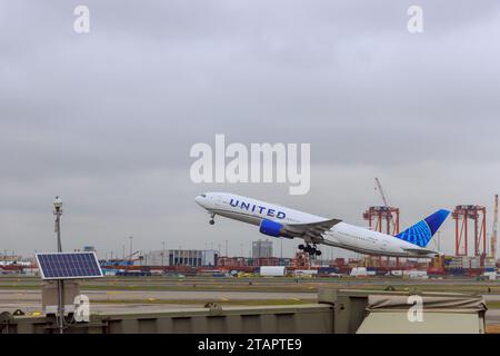 30. Oktober 2023 Newark NJ USA. Ein Passagierflugzeug der United Airlines, das vom Newark Liberty International Airport startet Stockfoto