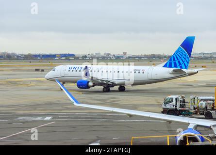 30. Oktober 2023 Newark NJ USA.Newark International Airport EWR Passagierflugzeug United Airlines auf der Landebahn Vorbereitung auf den Abflug Stockfoto