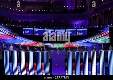 Hamburg, Deutschland. Dezember 2023. Fußball: Europameisterschaft, Auslosung in Hamburg, Elbphilharmonie. Übersicht über die für die Europameisterschaft gezogenen Gruppen. Quelle: Christian Charisius/dpa/Alamy Live News Stockfoto