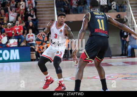 ALS Monaco #11 Alpha Diallo und Olympiacos #3 Isaiah Canaan werden während des Spiels der Turkish Airlines Euroleague Runde 11 zwischen AS Monaco und Olympiacos Piräus in der Gaston Medecin Halle in Monaco gesehen. Endpunktzahl; AS Monaco 85: 77 Olympiakos. Stockfoto