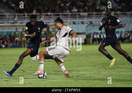 Surakarta, Zentral-Java, Indonesien. Dezember 2023. PARIS BRUNNER (C) streitet mit YVANN TITI (Frankreich) während des Endspiels der FIFA U-17-Weltmeisterschaft zwischen Deutschland und Frankreich im Manahan-Stadion. (Kreditbild: © Angga Budhiyanto/ZUMA Press Wire) NUR REDAKTIONELLE VERWENDUNG! Nicht für kommerzielle ZWECKE! Stockfoto