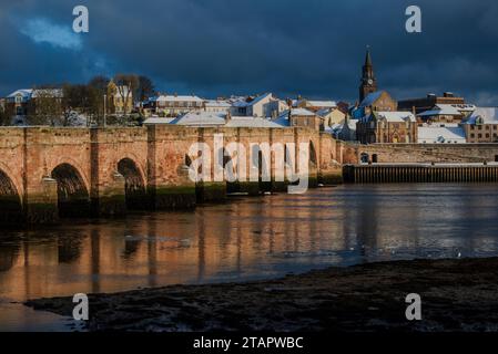 Die Old Bridge wurde auf Befehl von James VI. Und I. Berwick upon Tweed gebaut Stockfoto