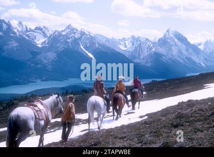 JASPER, ab - JULI 1954: Allgemeine Ansicht als eine Gruppe von Reitern, die sich um Juli 1954 in Jasper, Alberta, Kanada auf einem Pferderücken durch raues Gelände begeben. (Foto: Hy Peskin) Stockfoto