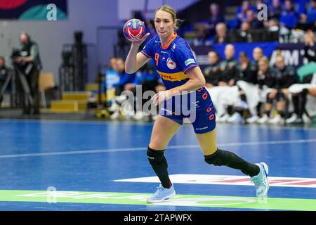 Fredrikshavn, Dänemark. Dezember 2023. FREDRIKSHAVN, DÄNEMARK - 2. DEZEMBER: Lois Abbingh aus den Niederlanden während des 26. IHF Frauen-WM-Handball-Vorrundenspiels der Gruppe H zwischen Kongo und den Niederlanden am 2. Dezember 2023 in der Arena Nord in Fredrikshavn, Dänemark (Foto: Henk Seppen/Orange Pictures) Credit: Orange Pics BV/Alamy Live News Stockfoto