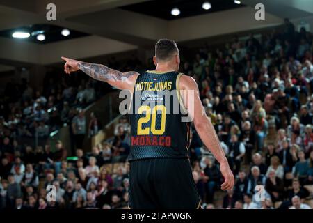 Monaco, Monaco. November 2023 30. AS Monaco #20 Donatas Motiejunas wird während des Spiels der Turkish Airlines in der 11. Runde zwischen AS Monaco und Olympiacos Piräus in der Gaston Medecin Halle in Monaco gesehen. Endpunktzahl; AS Monaco 85: 77 Olympiakos. (Foto: Laurent Coust/SOPA Images/SIPA USA) Credit: SIPA USA/Alamy Live News Stockfoto