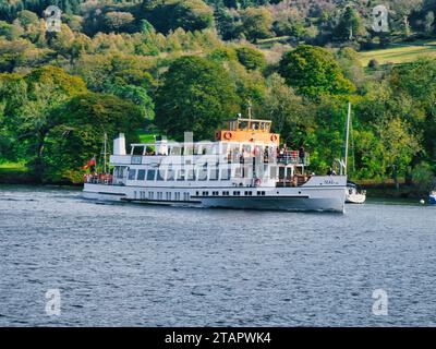 Der windeermere See-Dampfer Teal nähert sich dem Lakeside Terminal Stockfoto