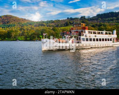 Der windeermere See-Dampfer Teal nähert sich dem Lakeside Terminal Stockfoto
