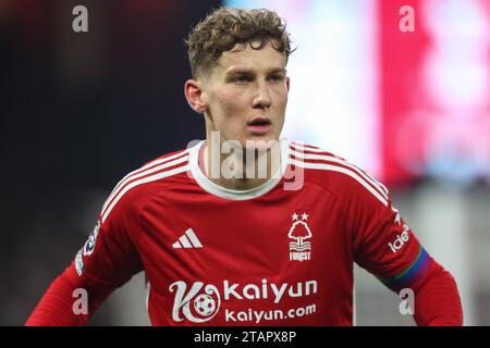 Nottingham, Großbritannien. Dezember 2023. Ryan Yates #22 von Nottingham Forest trägt ein Armband aus Regenbogenschnürsenkeln während des 10. Jahrestages der Rainbow Laces während des Premier League Matches Nottingham Forest vs Everton at City Ground, Nottingham, Großbritannien, 2. Dezember 2023 (Foto: Gareth Evans/News Images) Credit: News Images LTD/Alamy Live News Stockfoto