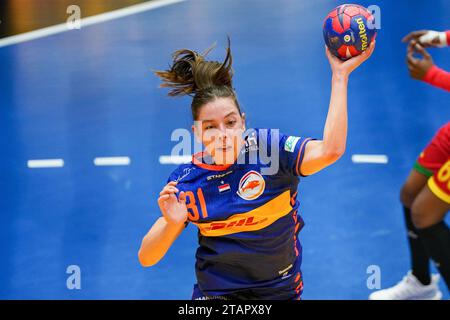 Fredrikshavn, Dänemark. Dezember 2023. FREDRIKSHAVN, DÄNEMARK - 2. DEZEMBER: Kelly Vollebregt aus den Niederlanden während des 26. IHF Frauen-WM-Handball-Vorrundenspiels der Gruppe H zwischen Kongo und den Niederlanden am 2. Dezember 2023 in der Arena Nord in Fredrikshavn, Dänemark (Foto: Henk Seppen/Orange Pictures) Credit: Orange Pics BV/Alamy Live News Stockfoto