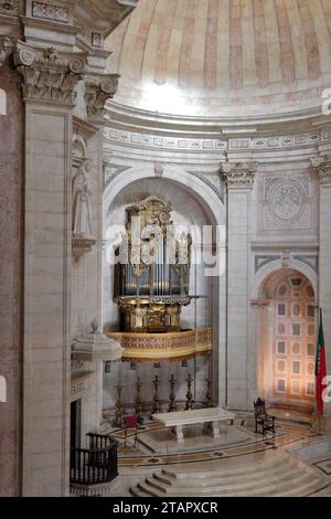 Innenraum des Nationalpantheons mit Pfeifenorgel, einem Denkmal aus dem 17. Jahrhundert im Stadtteil Alfama in Lissabon, Portugal Stockfoto