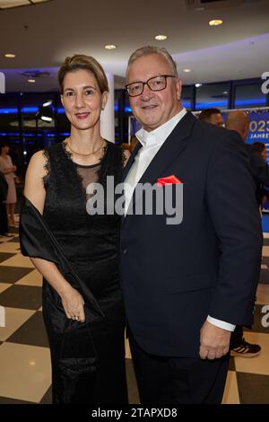 Berlin, Deutschland. Dezember 2023. Frank Henkel (CDU), ehemaliger Berliner Senator des Innern, und seine Frau Kathrin nehmen an der Gala-Preisverleihung für Berlins Sportswoman and Sportsman of the Year 2023 Teil. Der Publikumspreis wird seit 1979 verliehen. Quelle: Jörg Carstensen/dpa/Alamy Live News Stockfoto