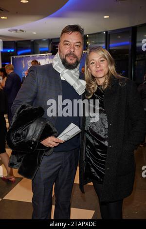 Berlin, Deutschland. Dezember 2023. Christian Arbeit, Pressesprecher der Union Berlin, und Freundin Stephanie Vogler nehmen an der Gala-Preisverleihung für Berlins Sportswoman and Sportsman of the Year 2023 Teil. Der Publikumspreis wird seit 1979 verliehen. Quelle: Jörg Carstensen/dpa/Alamy Live News Stockfoto