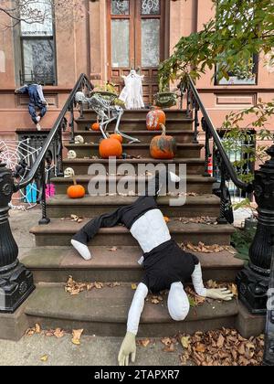 Die Halloween-Dekorationen am Eingang zu einem Brownstone-Wohngebäude im Park Slope-Viertel in Brooklyn, New York. Stockfoto