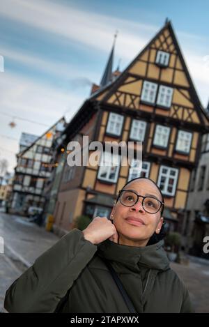 Freundliche Latina im historischen Stadtzentrum von Quedlinburg, Deutschland Stockfoto