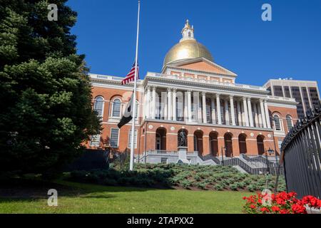 Das Massachusetts State House ist die Hauptstadt des Bundesstaates Massachusetts und Sitz der Regierung des Commonwealth of Massachusetts. Das Hotel befindet sich in der Nachbarschaft Beacon Hill Stockfoto