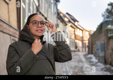 Das freundliche Latina-Staunen im historischen Stadtzentrum von Quedlinburg, Deutschland Stockfoto