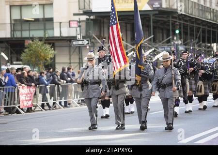 Zehntausende marschierten bei der New York City Veterans Day Parade entlang der 5th Avenue in Manhattan. Stockfoto