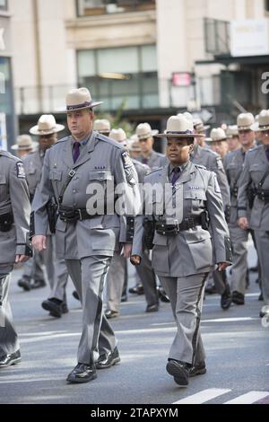Zehntausende marschierten bei der New York City Veterans Day Parade entlang der 5th Avenue in Manhattan. Polizeibeamte des Bundesstaats New York marschieren zur Parade. Stockfoto