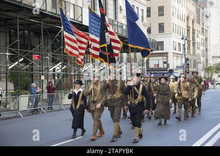 Zehntausende marschierten bei der New York City Veterans Day Parade entlang der 5th Avenue in Manhattan. Zu Ehren der Veteranen des Ersten Weltkriegs. Stockfoto