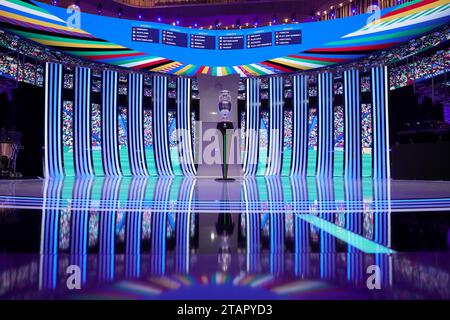 Hamburg, Deutschland. Dezember 2023. Fußball: Europameisterschaft, Auslosung in Hamburg, Elbphilharmonie. Blick auf die Trophäe Europameisterschaft. Quelle: Christian Charisius/dpa/Alamy Live News Stockfoto