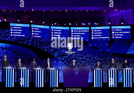 Hamburg, Deutschland. Dezember 2023. Fußball: Europameisterschaft, Auslosung in Hamburg, Elbphilharmonie. Übersicht über die für die Europameisterschaft gezogenen Gruppen. Quelle: Christian Charisius/dpa/Alamy Live News Stockfoto